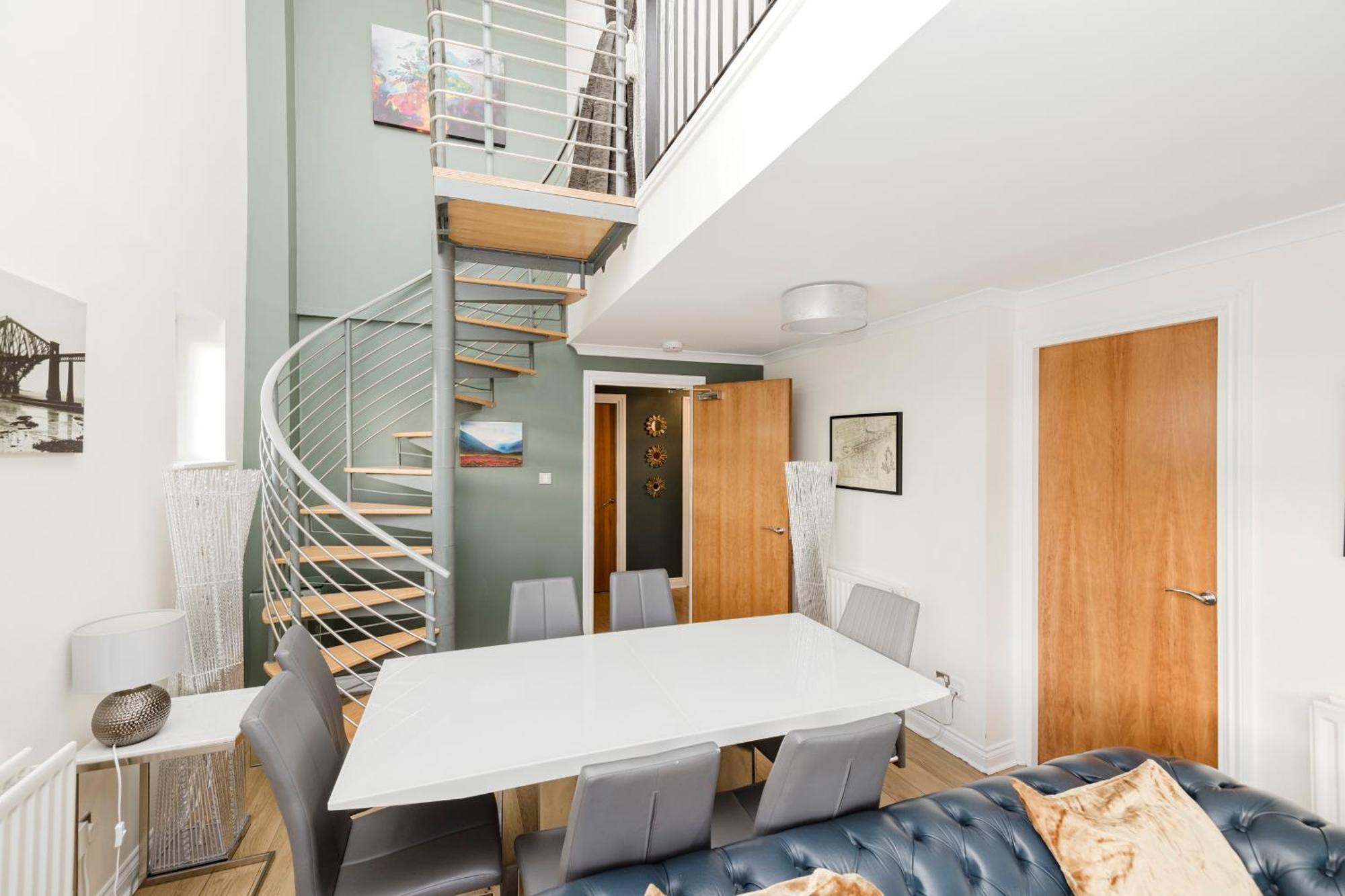 Joivy Stylish Apartment With Balcony In Old Town Edinburgh Exterior photo